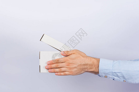 男人手握着白背景的开口箱运送背景图片