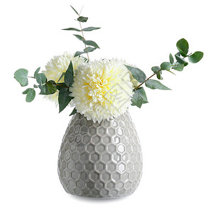 美丽的花瓶与白色背景上的花朵图片