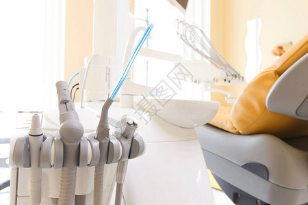 现代私人诊所治疗病人的专业牙医工具图片