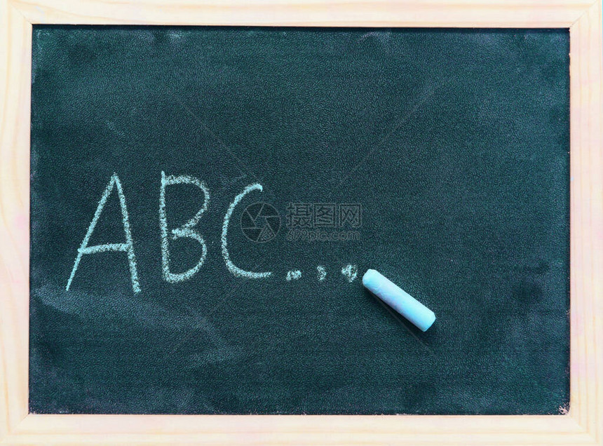 黑板或黑板与水平和横幅黑板纹理粉笔画和写ABC用于学校黑板背景的教育图片
