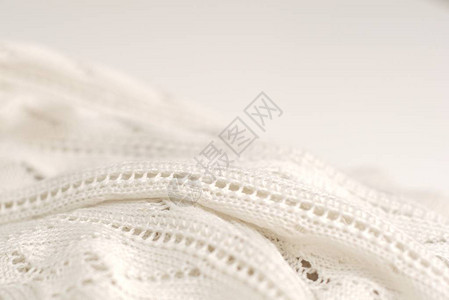 白色背景的象牙色卷毛衣纹高清图片