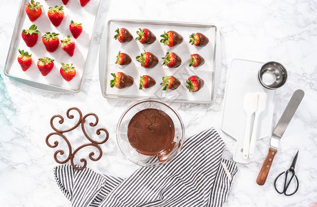 平躺制作白巧克力和黑巧克力蘸草莓图片