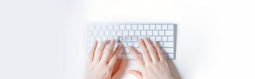 以新的正常概念在网上从妇女打无线键盘带白孤立背景的无图片