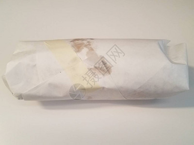 用纸包成的三明治白色表面有胶背景图片
