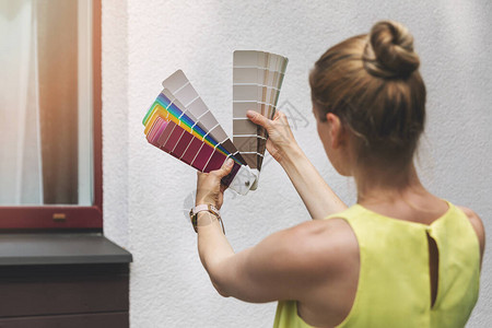 女人选择房子外立面的油漆颜色图片