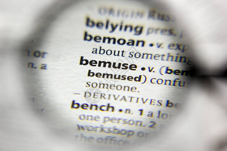字典中的单词或短语bemuse背景图片