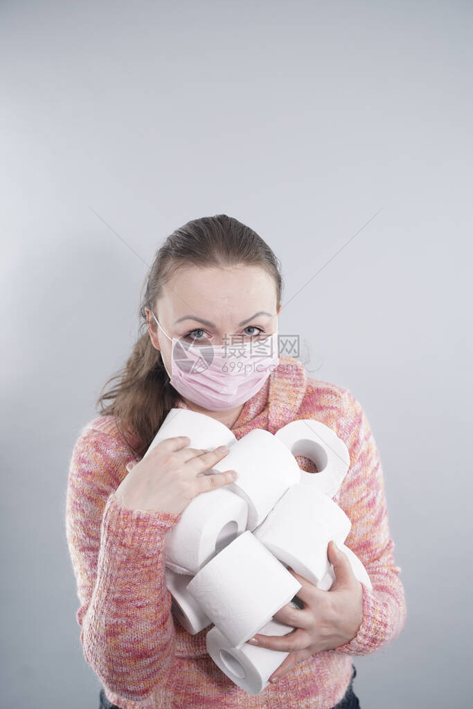 一名妇女戴着口罩以防感染冠状图片