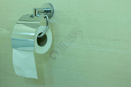 挂在浴室里的一卷白纸巾或卫生纸图片