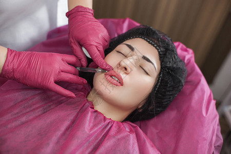 美容师对客户进行演戏女美容手术嘴唇增肥手术图片
