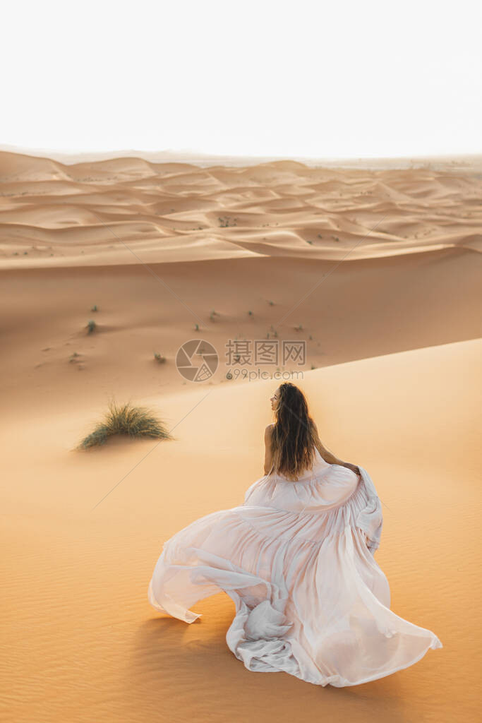 摩洛哥撒哈拉沙漠中穿着令人惊叹的婚纱的新娘女人的画像图片