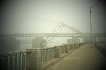 晨雾中的河桥空荡的人行道图片