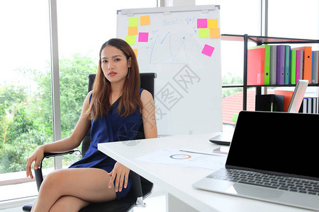 充满自信的亚洲年轻女执行官在办公场所任职并有想法图片