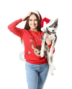 可爱的女人与有趣的哈斯基小狗在圣诞老人的图片