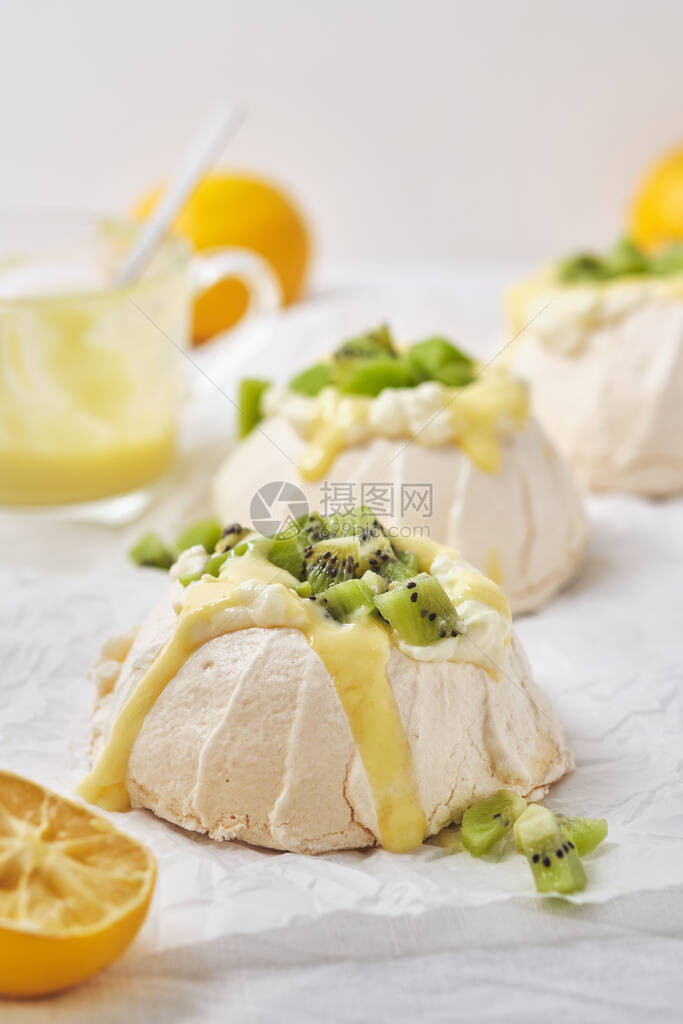Pavlova蛋糕奶酪油柠檬库德图片