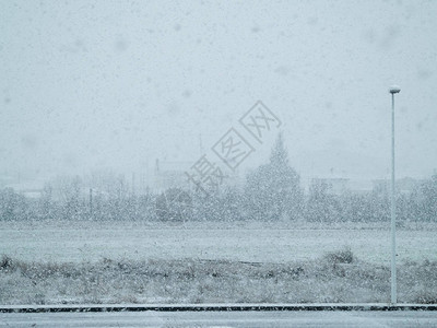 冬日白雪飘落背景图片