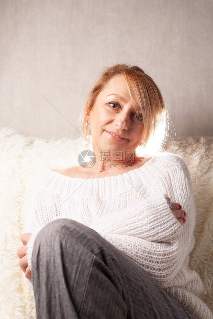 一个漂亮的成年女正坐在沙发上的房间里一个金发女图片