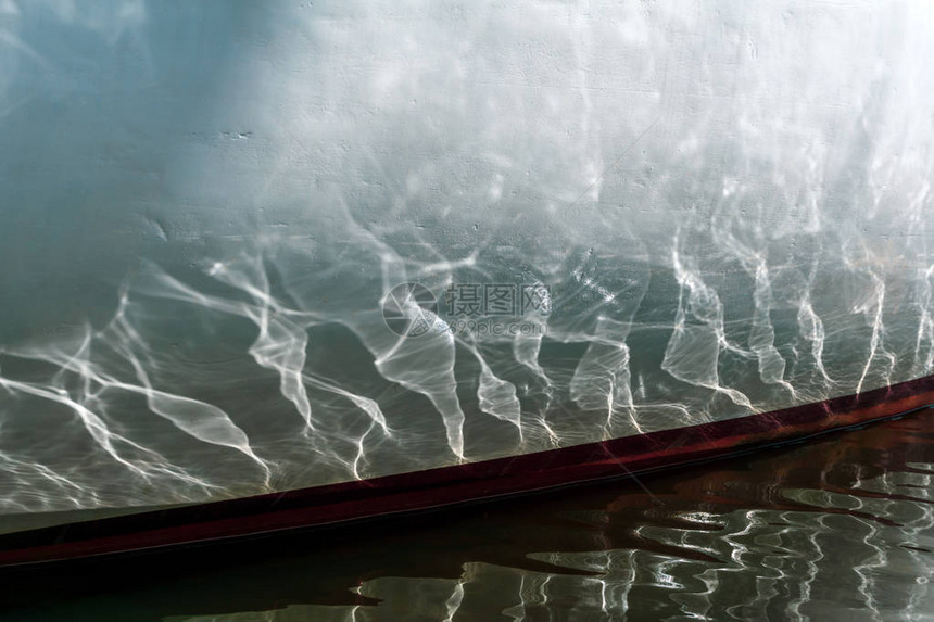 一只小帆船停在木质海湾内船上的海浪和阳图片