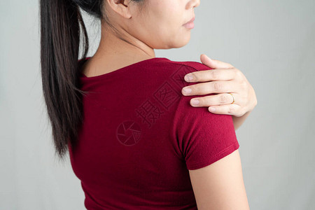 颈部和肩部疼痛年轻女损伤医疗保图片