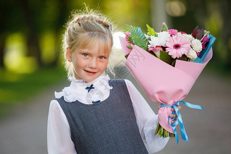 学校女学生在学年开始时带着一束花图片