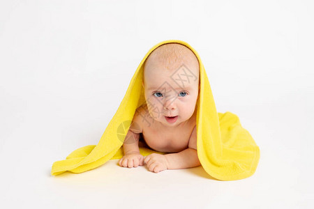 在白色孤立的背景下洗完澡后用毛巾裹着女婴的毛巾图片