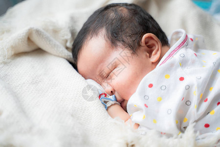 可爱的婴儿小孩睡在毯子上图片