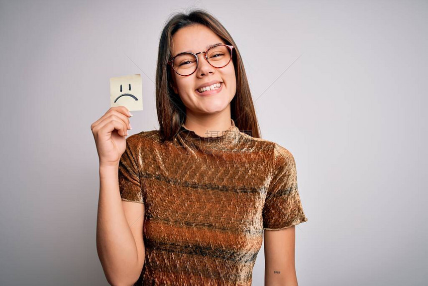 年轻漂亮的女孩带着悲伤的情感表情在白色背景上举着提醒图片