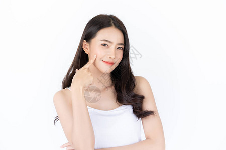 年轻的亚洲女人有笑脸和明亮的肤色亚洲女人站在孤图片