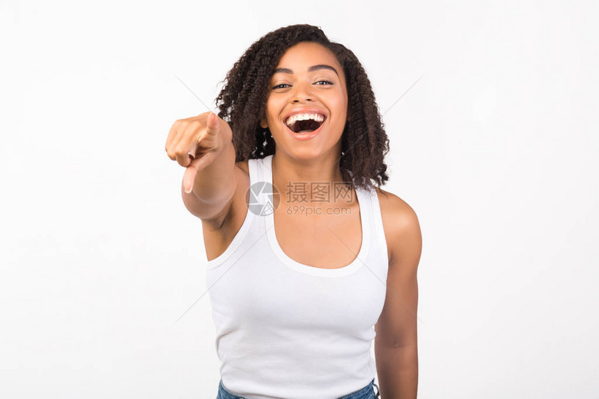 快乐的非洲裔美国女人对着相机指手尖自由空图片