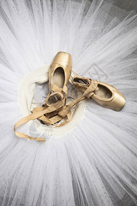 专业芭蕾舞鞋在舞蹈室的白色塔图片