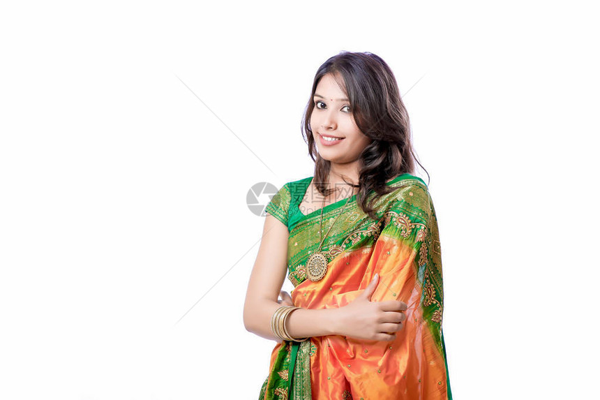 快乐的年轻美丽的传统印度妇女在图片