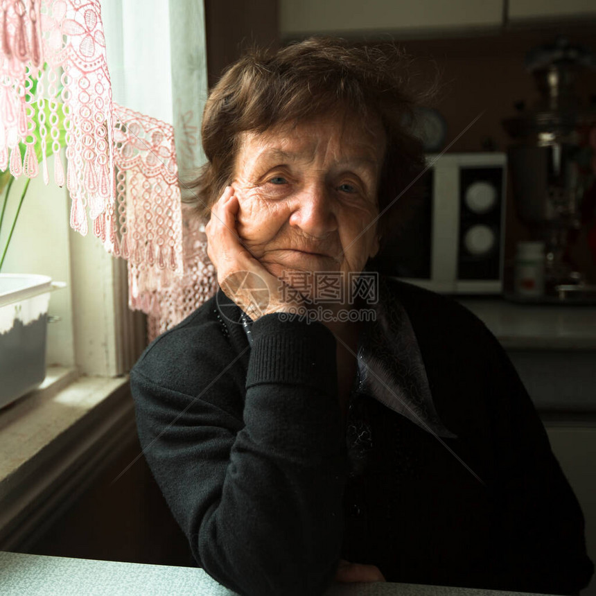 一位退休老妇人的肖像图片