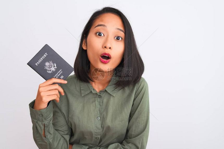 漂亮的女人拿着美国护照