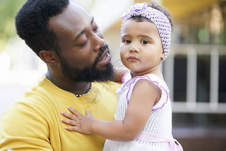 非洲父亲抱着他女儿的怀抱图片