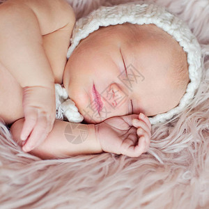 可爱的新生婴儿睡觉肖像图片