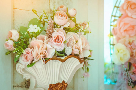 婚礼当天的背景墙上装饰着许多人造粉色和白色玫瑰美丽的花朵背景图片