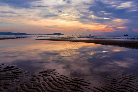 越南美奈海滩浅的早晨图片