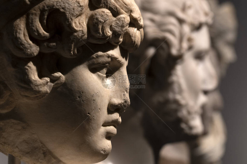 古罗马人头顶大理石雕塑在黑色图片