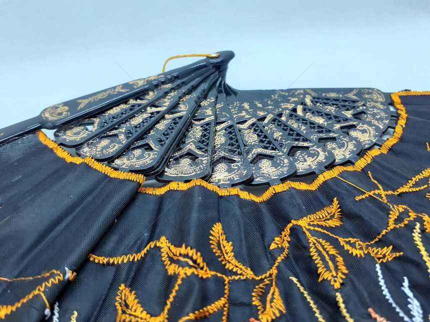 木制竹丝折扇中式日本复古风格手工彩色蜡染图案手扇带织物袖子和流苏家居装饰派对婚图片