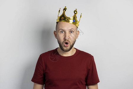 年轻人头上戴着王冠图片