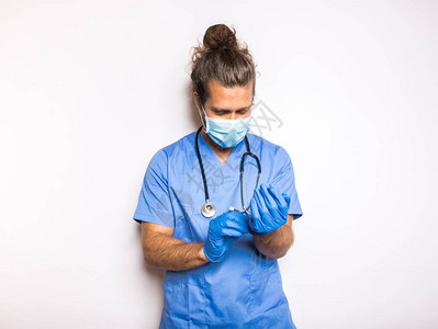 白色背景中戴口罩和手套的医生图片
