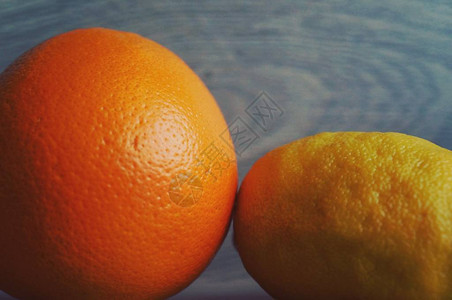橙色和柠檬特写灰色背景图片