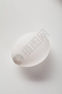 白色表面上鸡蛋的顶视图背景图片