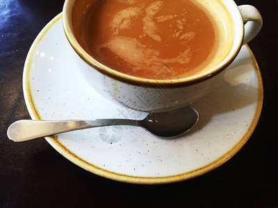 一杯美式咖啡桌上放着牛奶咖啡图片
