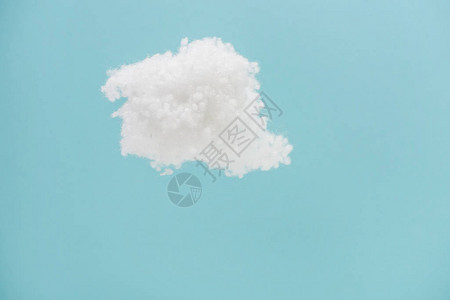 蓝色背景中突显的由棉绒制成的白色蓬松云图片