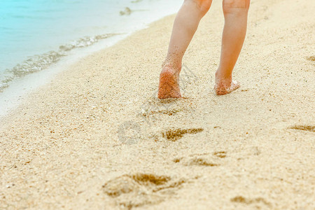 海边沙滩上美丽的脚印图片