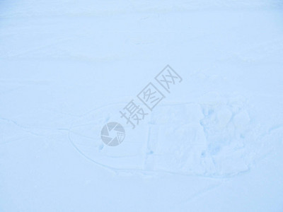 脚印在雪地里的雪鞋图片