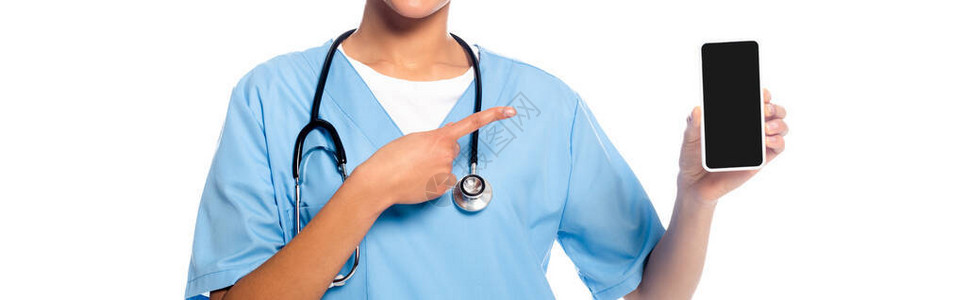 配有听诊器的非洲美护士展示了在白色全景镜头上隔背景图片