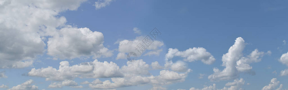有白云的蓝色天空背图片