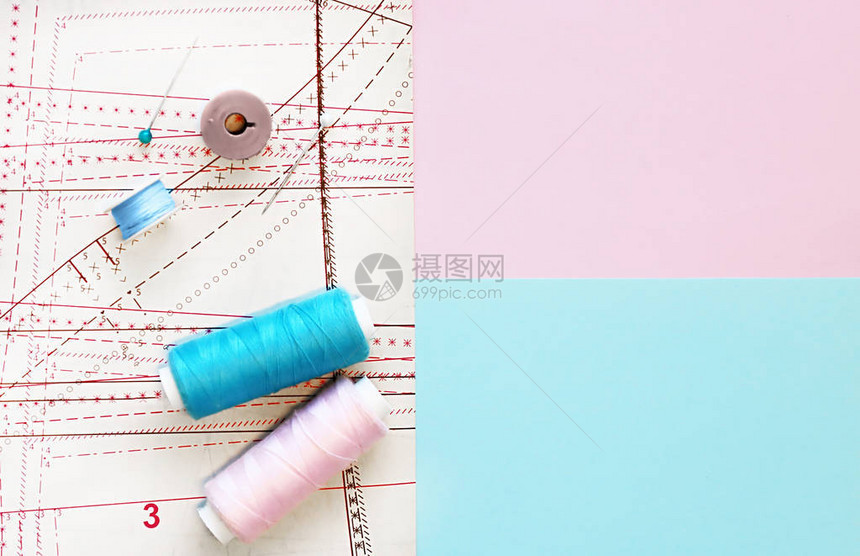 彩色背景上的多彩姿的螺纹线圈用于针线活缝合刺绣的缝纫用品图案和配件文本的色彩空间图片