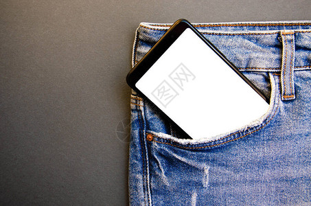 牛仔裤口袋里的白屏智能手机文本的智能手机地方黑色背景上口袋里的智能手图片